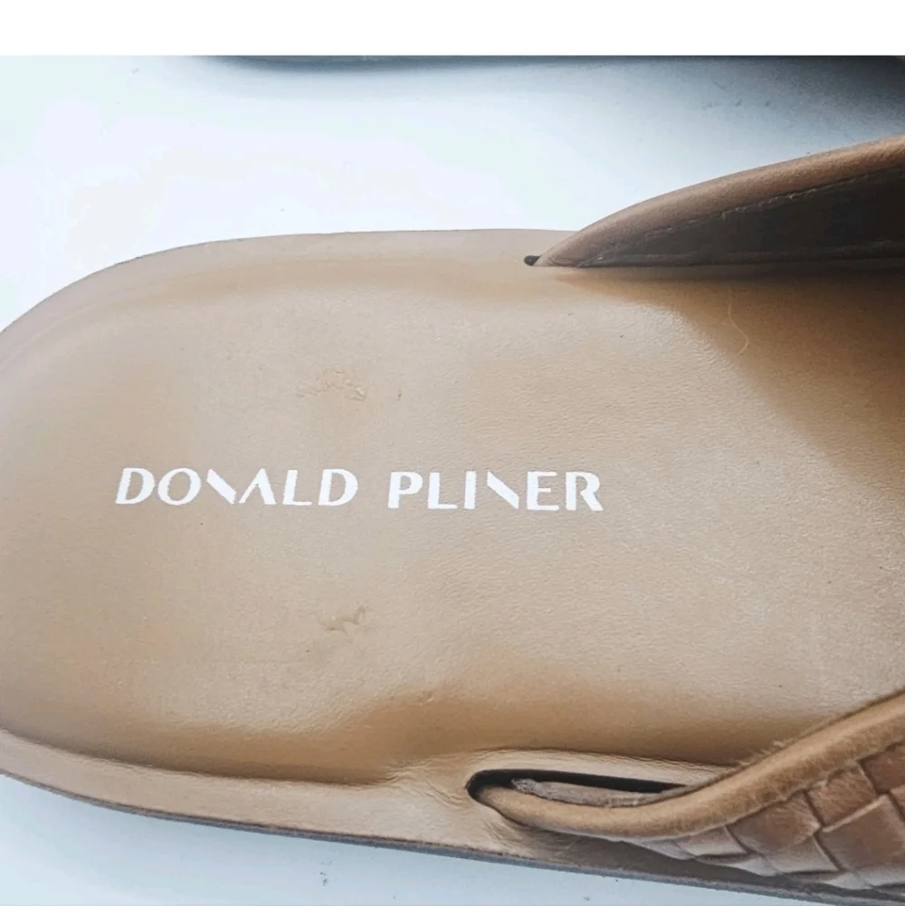 Donald J Pliner Palmer Calf Leather Flip-Flops Saddle/Cognac Size 12M NWOB